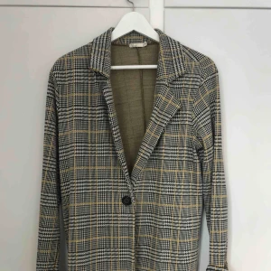  - Nästintill oanvänd kavaj/blazer i rutigt mönster från Nelly! Suuuuuper fin men kommer tyvärr inte till användning :( 💕