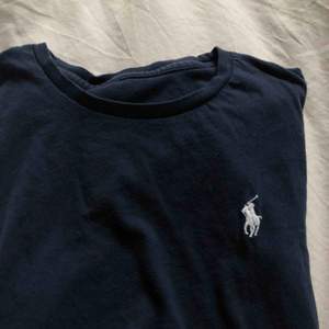 En Ralph lauren tröja köpt ca 2 år sedan. Gammal favorit men inre använts så mycket det senaste 1,5 året. Bra skick inga hål och den är inte urtvättad eller missfärgad. Skriv för lägre pris, används inte så hade vart bra om tröjan fick ett till liv. 