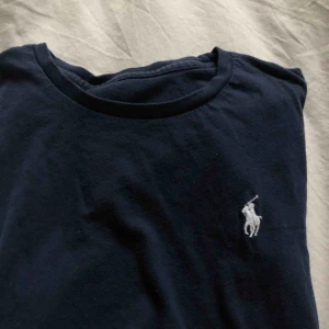  - En Ralph lauren tröja köpt ca 2 år sedan. Gammal favorit men inre använts så mycket det senaste 1,5 året. Bra skick inga hål och den är inte urtvättad eller missfärgad. Skriv för lägre pris, används inte så hade vart bra om tröjan fick ett till liv. 