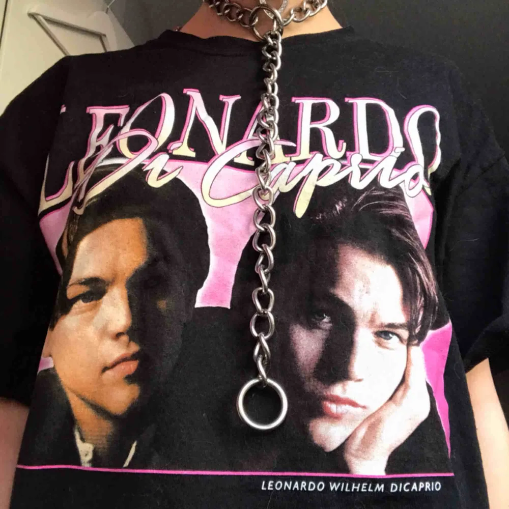 Leonardo Dicaprio T-shirt strl L, använd ett fåtal ggr så riktigt fräscht skick! Hmu om du är intresserad! Frakt tillkommer!. T-shirts.