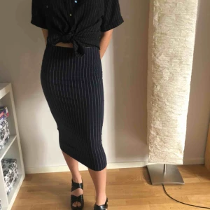  - Mörkblå randig långkjol i mjuk bomull från Monki, strl M. Möts helst med köparen.