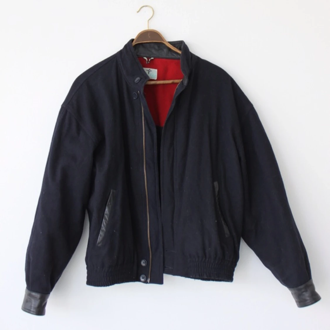 Marinblå bomberjacka i ull. Har snygga skin detaljer! Köpt 2hand passar alla stl!  - 1398174083