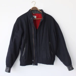 Marinblå bomberjacka i ull. Har snygga skin detaljer! Köpt 2hand passar alla stl!  - Marinblå bomberjacka i ull. Har snygga skin detaljer! Köpt 2hand passar alla stl! 