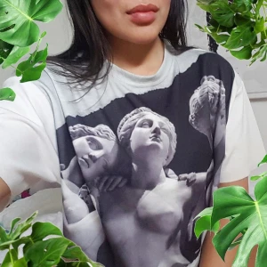  - Unik t-shirt från Weekday. Mycket fin kvalitet och bra material. 