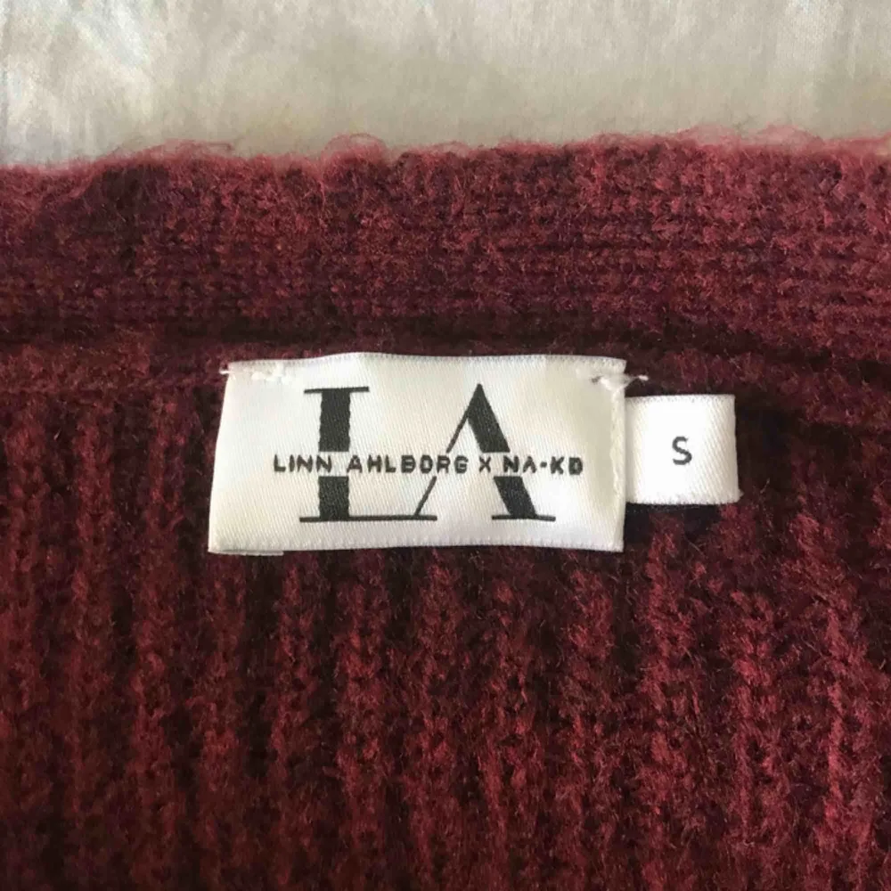 Jättefin vinröd stickad tröja från Linn Ahlborgs kollektion på NAKD. Skönt material. Säljer pga lite för stor för mig ;). Tröjor & Koftor.