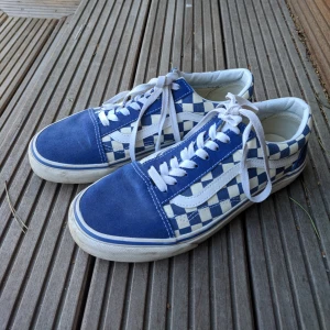  - Lätt använda rutiga old skools inköpta på zalando 2017. Det enda smutsiga är på rämmen runt sulan och den går lätt att tvätta så blir de som nya :)