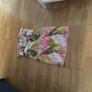  - Mycket fin festklänning kort modell endast provad Blixtlås bak