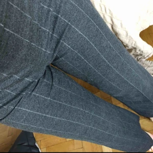  - Högmidjade gråa kostymbyxor från Lindex 