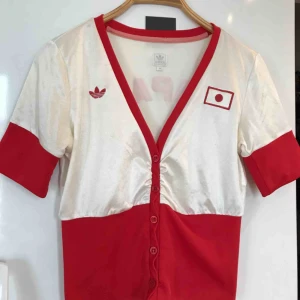  - Såå fin vintage Adidas blus/topp i satin! Fint skick🌟!! Strl 36 Köparen betalar frakt