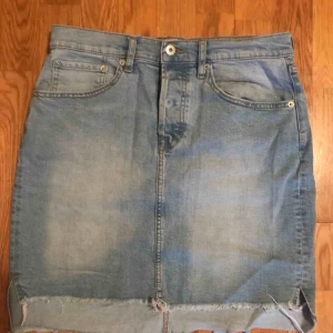 - Jättefin jeanskjol. Nästan helt oanvänd.
