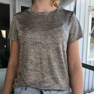  - Skön tröja från hm. Den är lite glansig. Helt oanvänd. Kan skicka mer bilder om det önskas. Köparen står för frakt. 