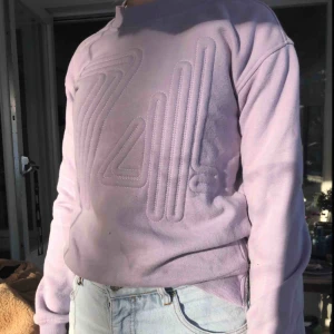  - Mysig sweatshirt i härlig färg från Cubus. Den är XS men passar även S fint. Kan skicka mer bilder om det önskas. Köparen står för frakt.