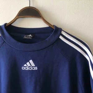  - Fotbollströja från adidas. Kan hämtas i Uppsala eller skickas mot fraktkostnad 