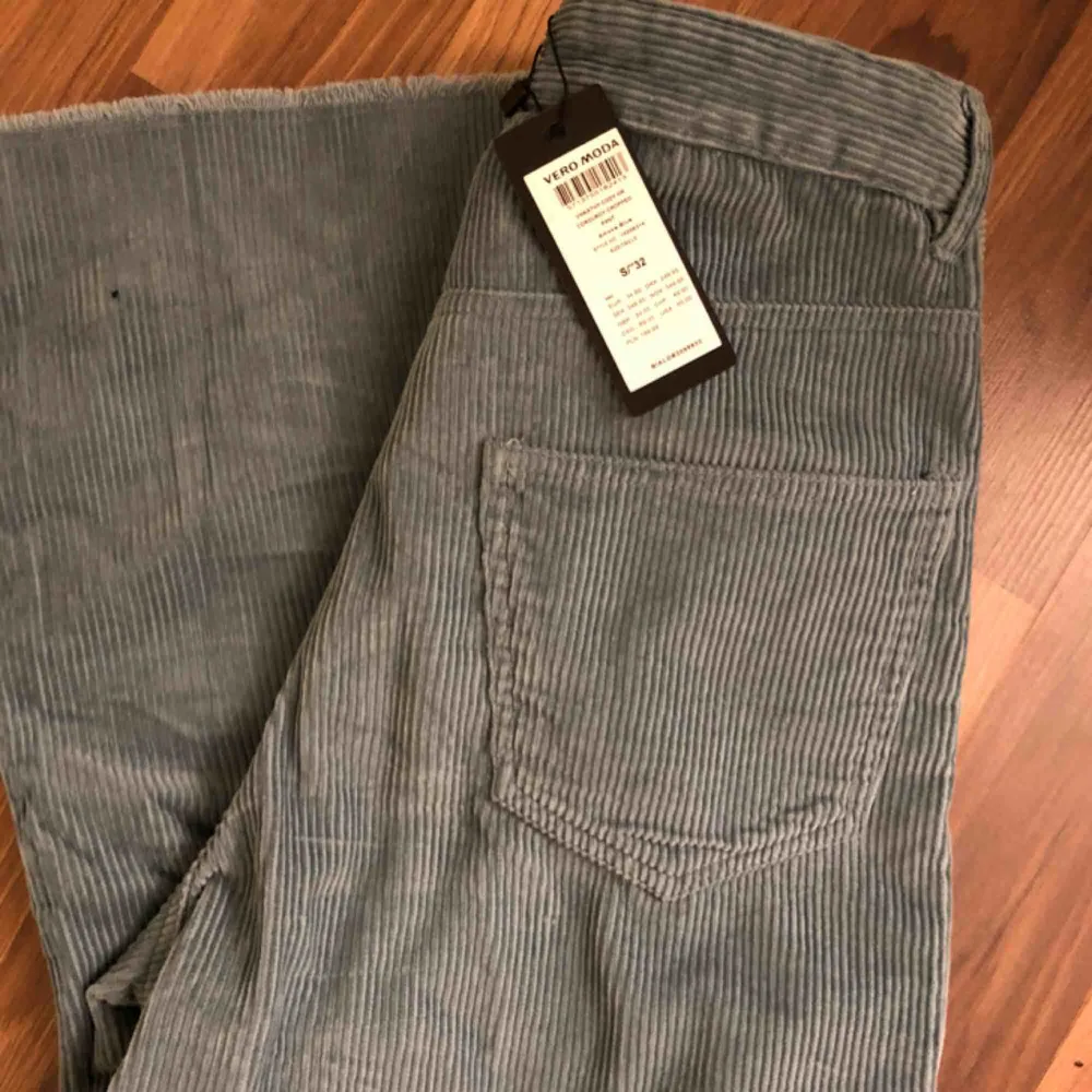 Super snygga manchester byxor som är vida i benen, aldrig använda prislapp kvar,  köpta för 350kr  Fraktar eller möts upp  Köparen står för frakten☺️. Jeans & Byxor.