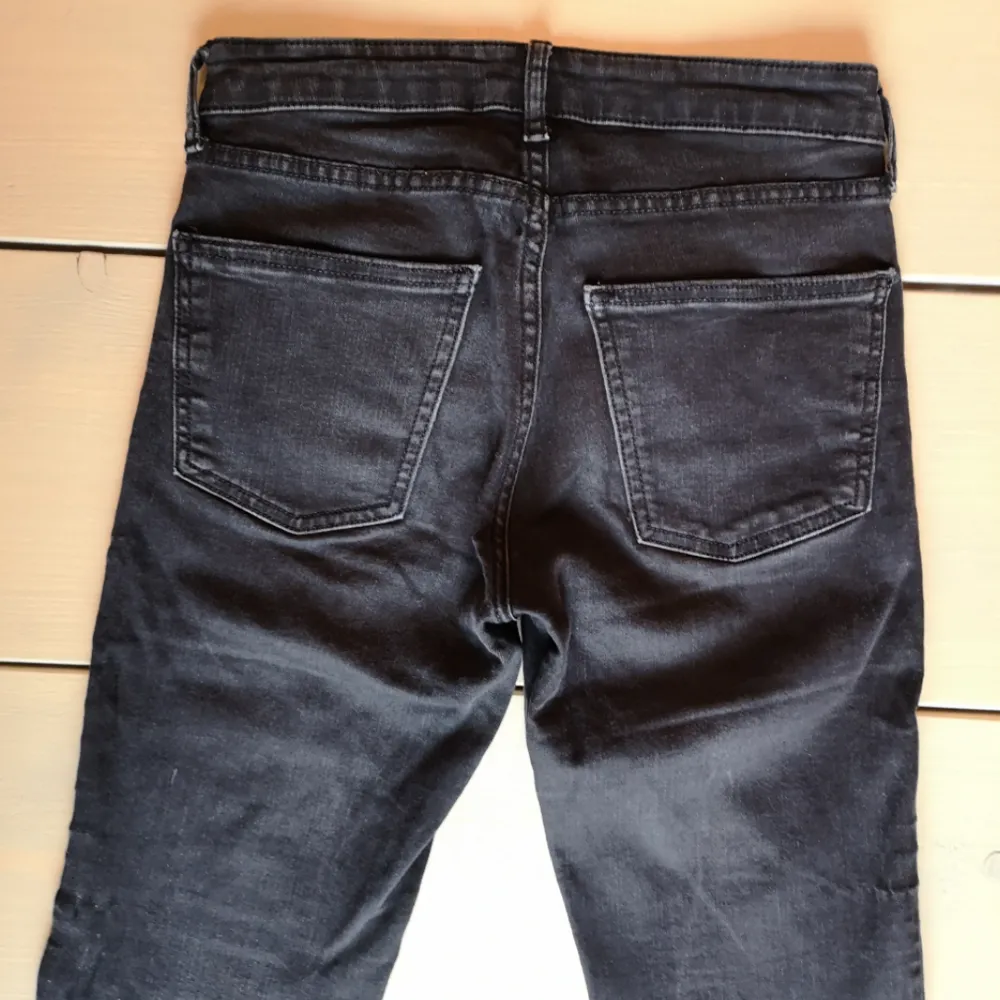 Supercoola jeans från Zara, med metalldetaljer vid ankeln. Gråsvarta stretchjeans med snygga slitningar och rå kant. I storlek 34, men passar även en 36a!. Jeans & Byxor.