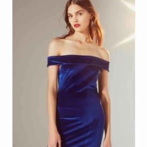  - Blå sammetsklänning från Urban outfitters, tightare i verkligheten än på modellen. Använd 1 gång 