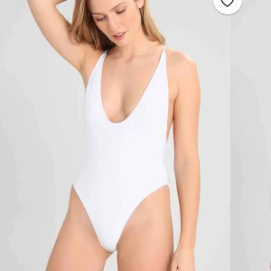  - Vit fin baddräkt från TWIIN i storlek M! Nypris 800kr Aldrig använd som baddräkt endast använd som body till byxor!  Säljer pga att jag har tröttnat o den passar inte riktigt vid mina bröst!👙