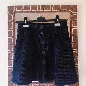  - mörkblå manchesterkjol från bershka. aldrig använd, prislappen är kvar!