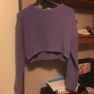  - Lila stickad magtröja, supergosig tröja men använder den aldrig så därför säljer jag den. 