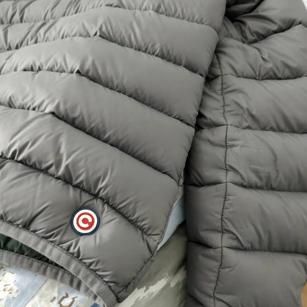 Colmar Original Down Jacket.  Pedantskött jacka utan hål, fläckar eller lukt!  Passar Medium men även Small.   -2 dragkedjefickor -1 innerficka -CLG-kod finns kvar -Betonggrå  Kan fraktas och kan mötas upp📦📍. Jackor.