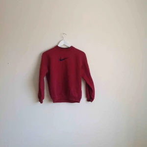  - Vintage vinröd nike-tröja. Köpt på Urban Outfitters secondhandavdelning och använd i måttlig mängd. Skicket är jättefint och den har inga fläckar eller andra skador. Står M på lappen men är mer som en S. Frakt ingår i priset. 