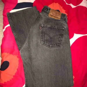  - Fina uppsydda Levis jeans i en grå tvätt! Storlek 30/30 passar storlek m bra