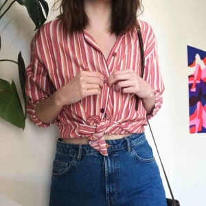  - Unik skjorta från second hand. Flitigt använd men ser son ny ut. Så fina färger till den kommande sommaren!