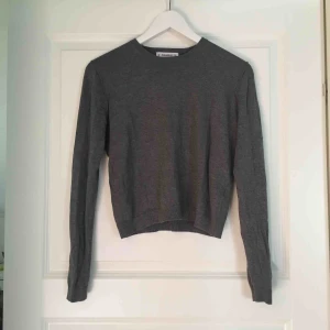  - Tröja som är lite kortare i modellen Frakt tillkommer