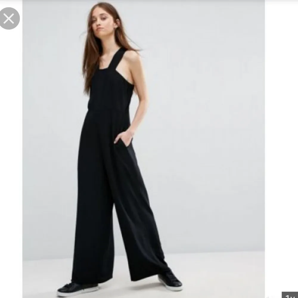 Jättesnygg jumpsuit från Weekday, passar tyvärr inte längre så ligger bara i garderoben :/ Storlek 34/XS🌺✨. Jeans & Byxor.