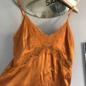 Linne - Vackert siden linne med spetsdetaljer i nyskick. Frakt ingår.