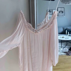  - Ljusrosa off shoulder topp. Använd 1 gång! 