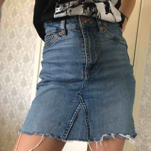  - Skit bekväm och ganska strechig jeanskjol som är väldigt fin och perfekt för en XS eller S! 