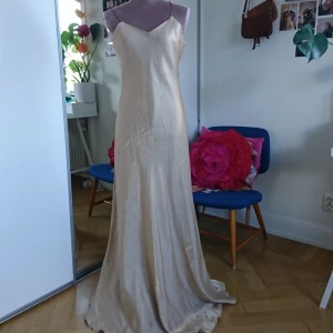  - Champagne/guld balklänning Superfint fall Storlek s Material: Satin liknande Frakt 40 kr. Betalning via swish 
