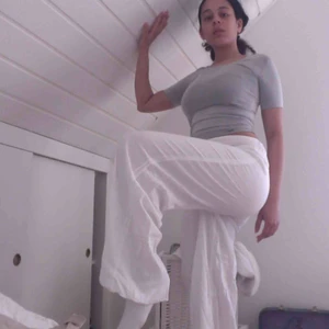  - Jättefina breda, tunna noa noa linnebyxor. Är i storlek XS men passar mig en M lika bra. Perfekt till studenten eller midsommar. Nyskick 