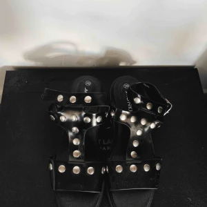  - Helt oanvända skor från Monki med platå