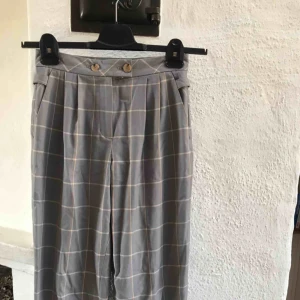  - Snygg fit på kostymbyxor i rutigt, inhandlade på Topshop i Dubai.