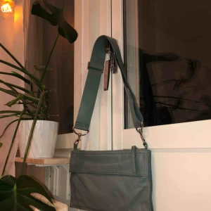  - Väska från Other Stories, ordinariepriset är mellan 600-800 kronor. Köparen står för frakt.