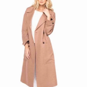  - Snygg gammelrosa vår/höst-kappa med skärp från J.Lindeberg Är rätt så oversize så skulle säga att den är mer strl 40-42. Köpt för 1 år sedan för 3000 kr men knappt använd. Priset kan diskuteras:)