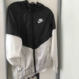  - Nike Windbreaker jacka i storlek S! Köpt för ungefär 2 år sen på junkyard för 749:-. Den är i använt skick. Säljer den pga för liten för mig! Frakt går på 39:- :)