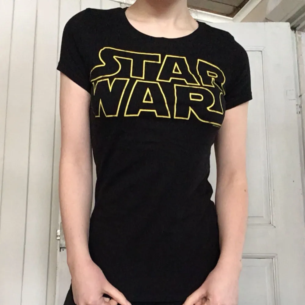 Star Wars tröja köpt på Sci-fi mässa. Mycket fint skick! Möts upp i Örebro (eller Katrineholm där jag är med jämna mellanrum) eller skickas men då står köparen för frakten.. T-shirts.