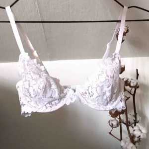  - Vit bygelbh i romantisk spets. Ovadderad. Aldrig använd då den olyckligtvis är för liten för mig. Köparen står för frakten. Kan även mötas upp i Lidköping, Växjö eller Göteborg 🕊