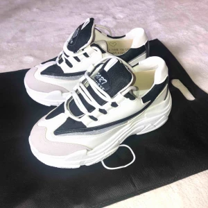  - Ett par chunky sneakers från Basso, helt oanvända för dem var för små för mig.  Nypris: 1500kr  Köparen står för frakten! 