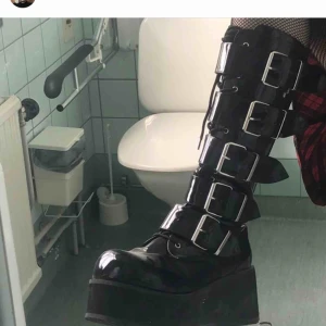  - Sjukt snygga demonia platformboots som tyvärr är för stora för mig. Finns en liten repa på skon, där av priset. Köpta för 2000, kan inte hitta exakta storleken men borde passa 39-43 pga de är breda. Fler bilder kan skickas! Köparen står för frakten. 