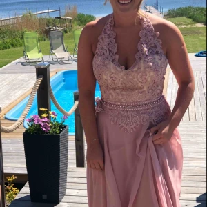 Balklänning - Balklänning som är uppsydd, passar dig som är ca 1.60 med låga klackar. Nypris 3000kr