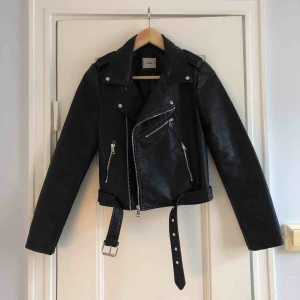  - En fejk skinnjacka från Pimkie. Storlek small/34-36, damstorlek. Skick: 10/10. Finnes på Södermalm, Stockholm. Kan postas men då står Du för frakten, (72kr). Mvh Marija & Nugget
