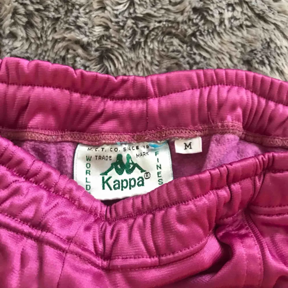 Oanvända Vintage Kappa byxor från Humana med prislappen kvar. Storlek M, 150 kr.  Hämtas eller möts upp i Stockholm. Fraktas ej✨. Jeans & Byxor.