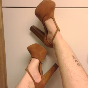  - Höga fake mocka skor med "trä" klackar. Lite slitna men fortfarande väldigt classy. Klackarna är 10 cm eller högre, kan leta fram måttband om du undrar! 