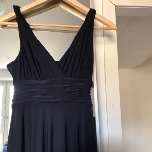  - Blå längre klänning, köpt på bloppis av bloggare. 