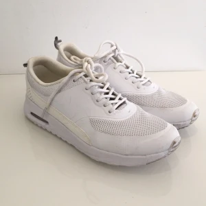  - Sneakers i storlek 39, 25 cm  