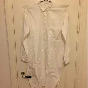  - Lång skjorta från weekday. Använt den som klänning eller över ett par schysta byxor! Så fin!!!! Jag har även haft den som "kappa" på sommaren. Mycket bra skick!